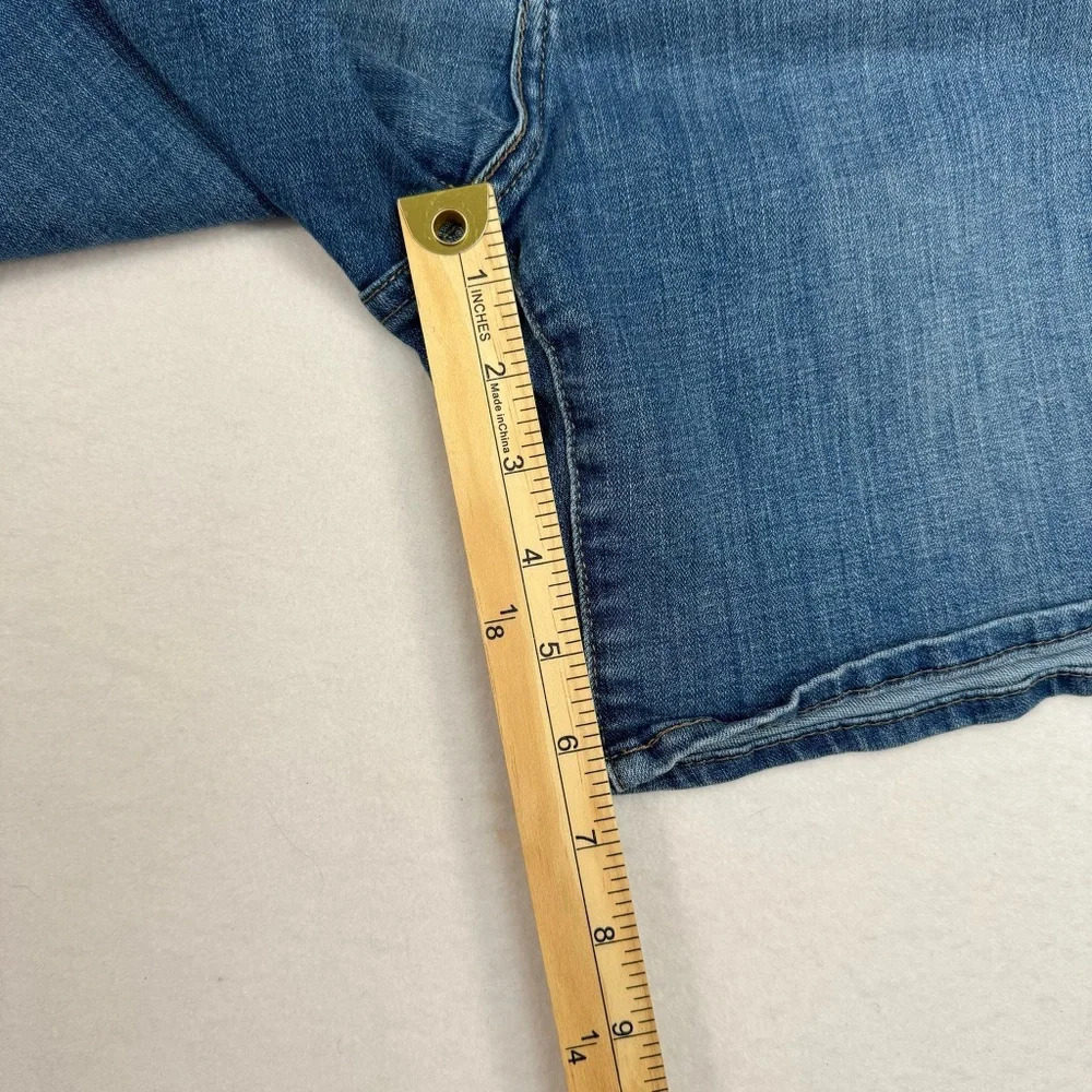 Levis Denim Jean Shorts 6 Inch Rise Womens Size 30 Medium Wash - Picture 9 of 11